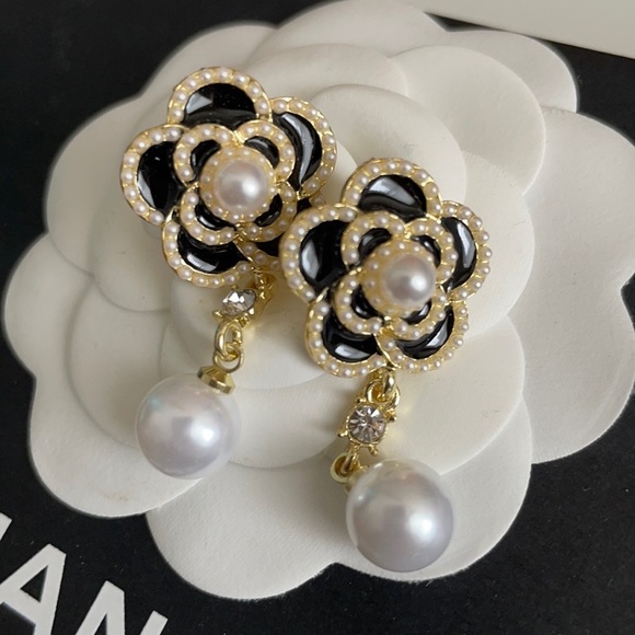 Earrings Camellia Flower with Pearl Drop black and gold - Picture 1 of 5